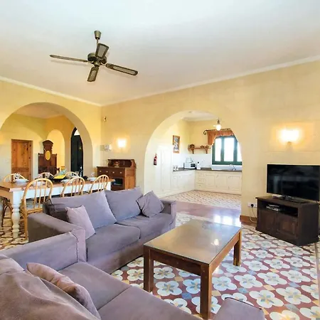 Tal Busbies Villa *