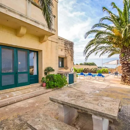 Villa Tal Busbies