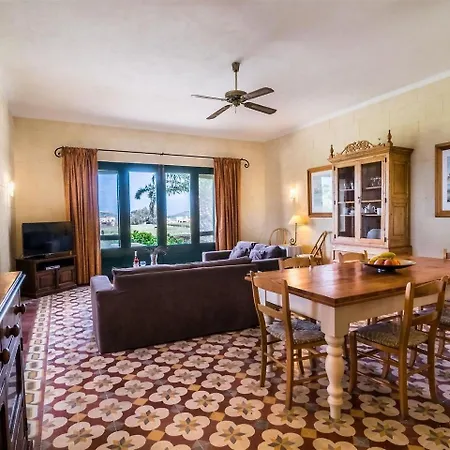 Tal Busbies Villa