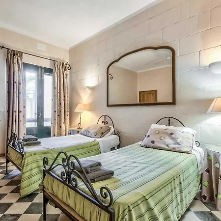 Villa Tal Busbies