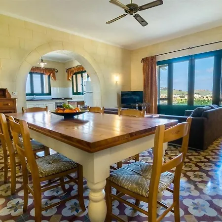 Tal Busbies Villa Santa Luċija