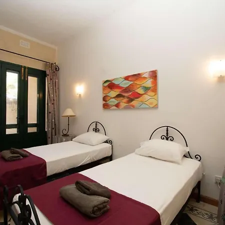 فيلة Tal Busbies Santa Luċija