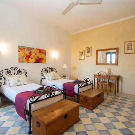 Tal Busbies Santa Lucija (Gozo)