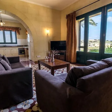 Tal Busbies فيلة Santa Luċija