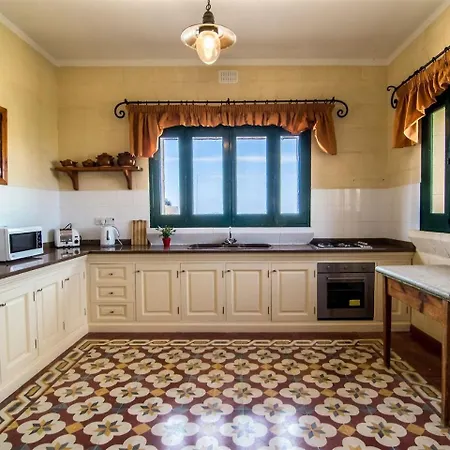 فيلة Tal Busbies Santa Luċija