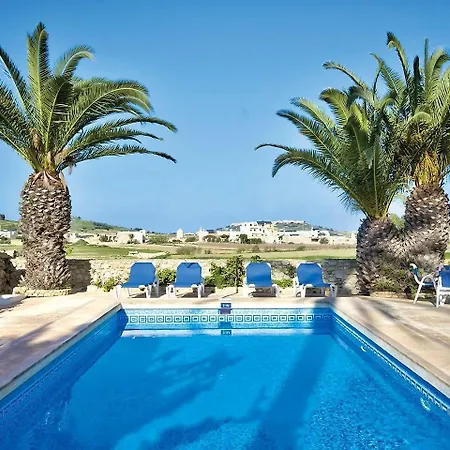 Tal Busbies فيلة Santa Luċija