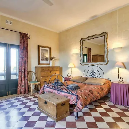 Tal Busbies Villa *