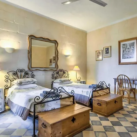 Tal Busbies Villa *